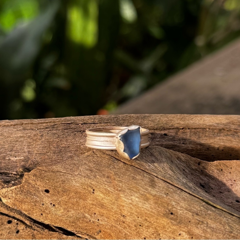 Cornflower blue sea glass sterling & fine silver thick band - Picture 4 of 5